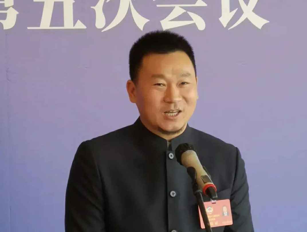为进一步展示市政协团结、民主、开放、自信的形象，向市民和网友展示政协委员的履职风采，中山市政协十二届五次会议在2月4日上午开幕前开设“委员通道”，市政协委员、亚投网站-亚投(中国)公司总经理陈朝阳走进“委员通道”，回应社会关切的问题。他就如何做好城市应急管理规划的问题进行发言，并回答记者提问。.jpg